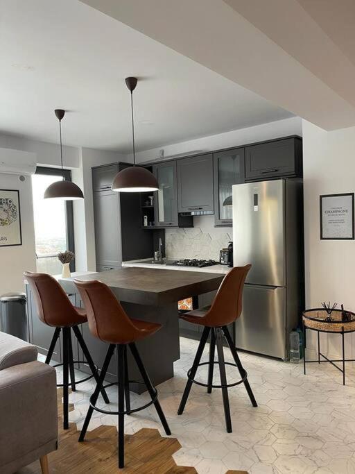 Modern 2-Bedroom Apartment In New Residence Крайова Экстерьер фото
