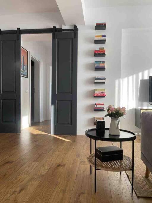 Modern 2-Bedroom Apartment In New Residence Крайова Экстерьер фото