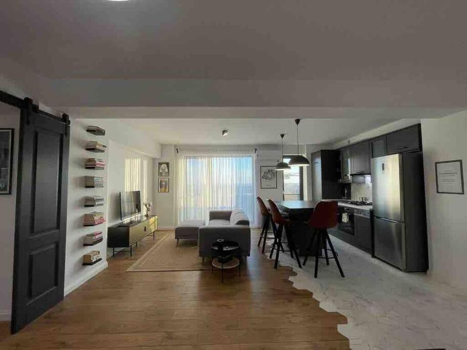 Modern 2-Bedroom Apartment In New Residence Крайова Экстерьер фото