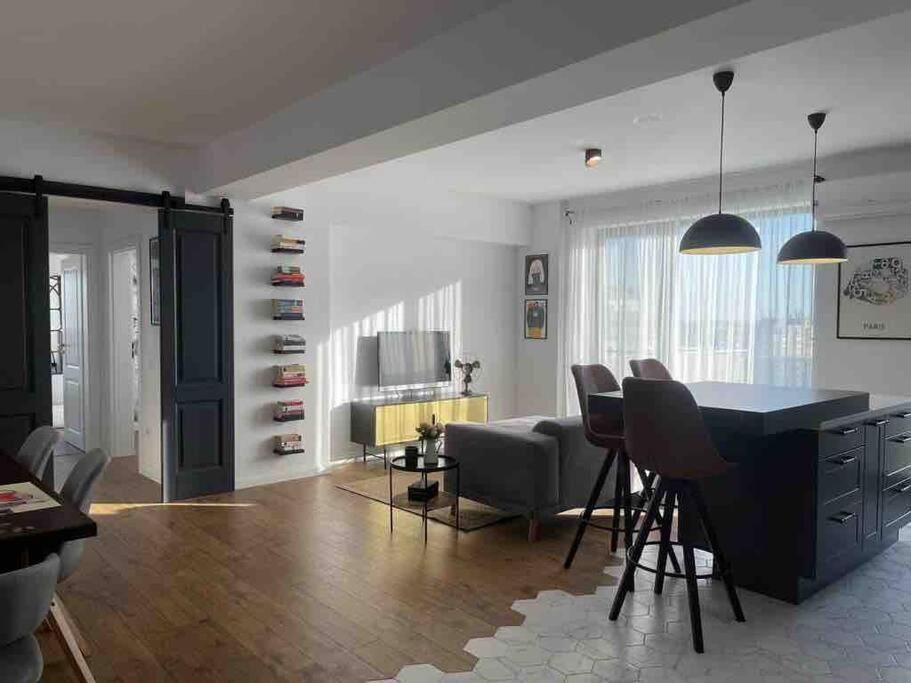 Modern 2-Bedroom Apartment In New Residence Крайова Экстерьер фото