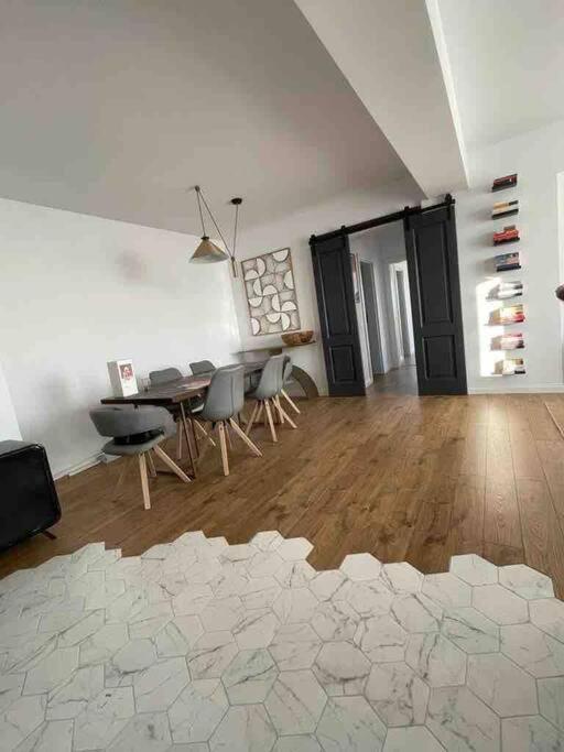 Modern 2-Bedroom Apartment In New Residence Крайова Экстерьер фото