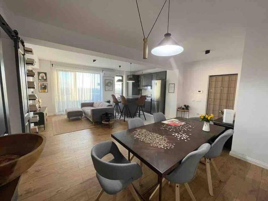 Modern 2-Bedroom Apartment In New Residence Крайова Экстерьер фото