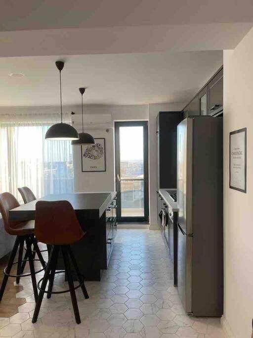 Modern 2-Bedroom Apartment In New Residence Крайова Экстерьер фото